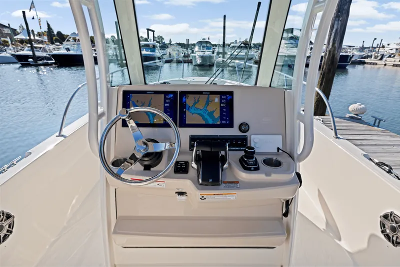 Slide: The Image of Boston Whaler 280 Dauntless 2025 - 20