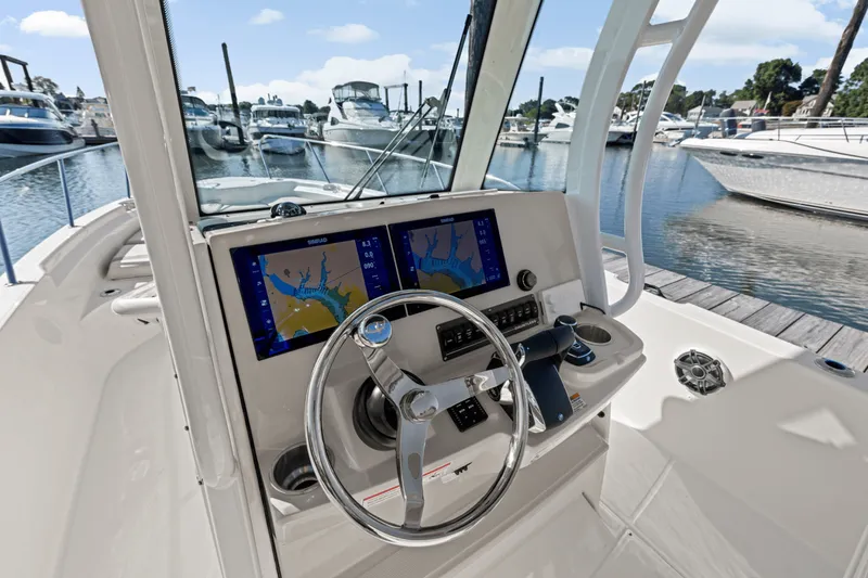 Slide: The Image of Boston Whaler 280 Dauntless 2025 - 22