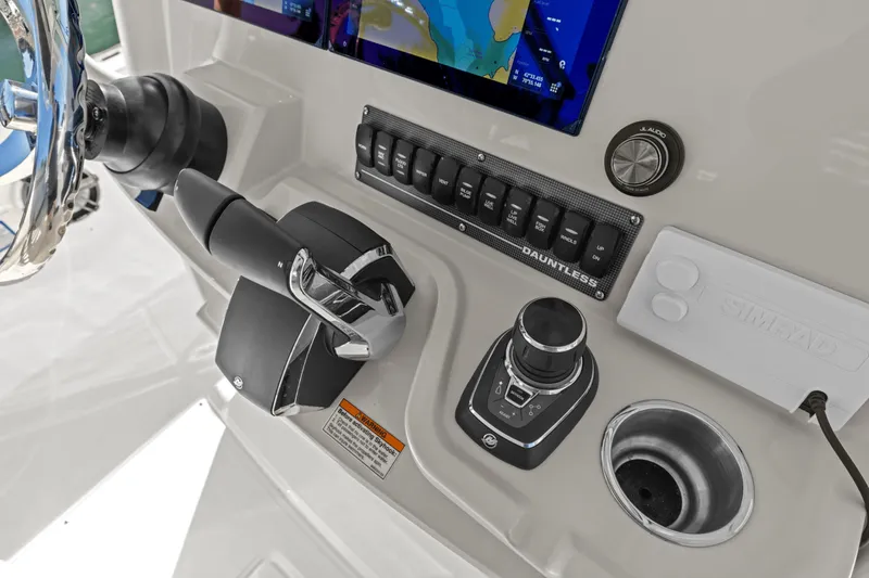 Slide: The Image of Boston Whaler 280 Dauntless 2025 - 25