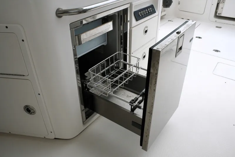 Slide: The Image of Boston Whaler 320 VANTAGE 2017 - 38