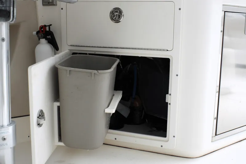 Slide: The Image of Boston Whaler 320 VANTAGE 2017 - 40