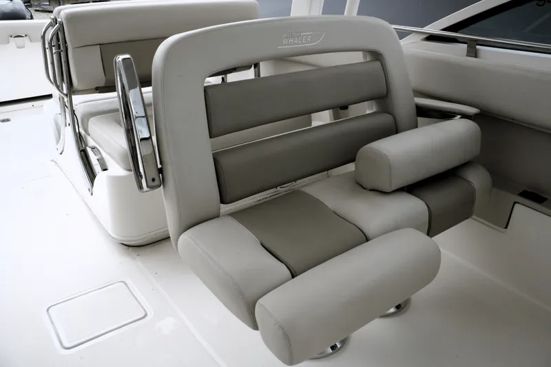 Slide: The Image of Boston Whaler 320 VANTAGE 2017 - 42