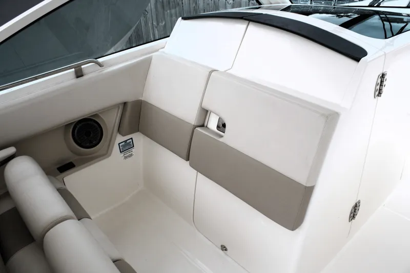 Slide: The Image of Boston Whaler 320 VANTAGE 2017 - 43