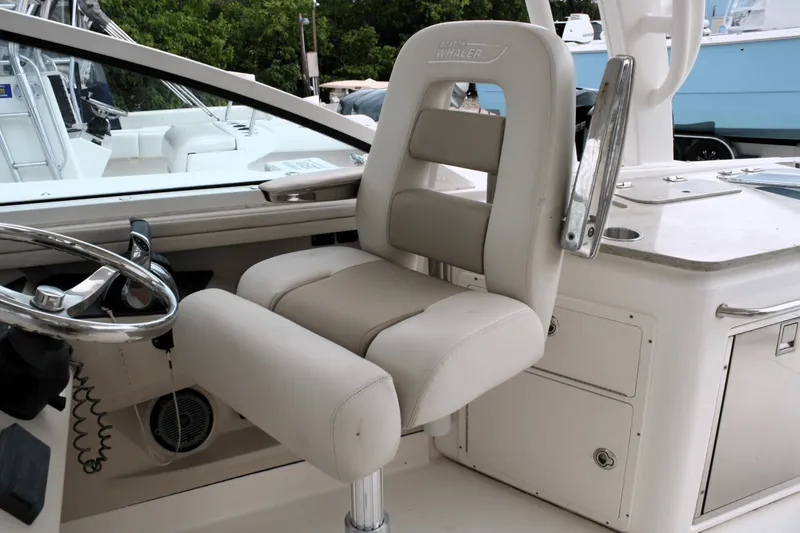Slide: The Image of Boston Whaler 320 VANTAGE 2017 - 46