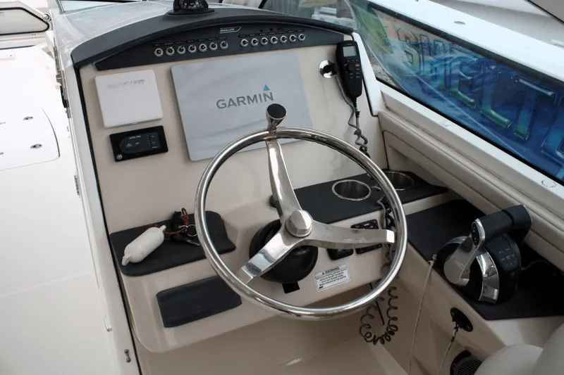 Slide: The Image of Boston Whaler 320 VANTAGE 2017 - 47