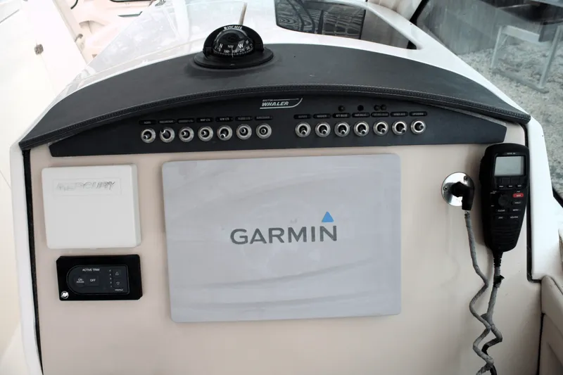 Slide: The Image of Boston Whaler 320 VANTAGE 2017 - 48