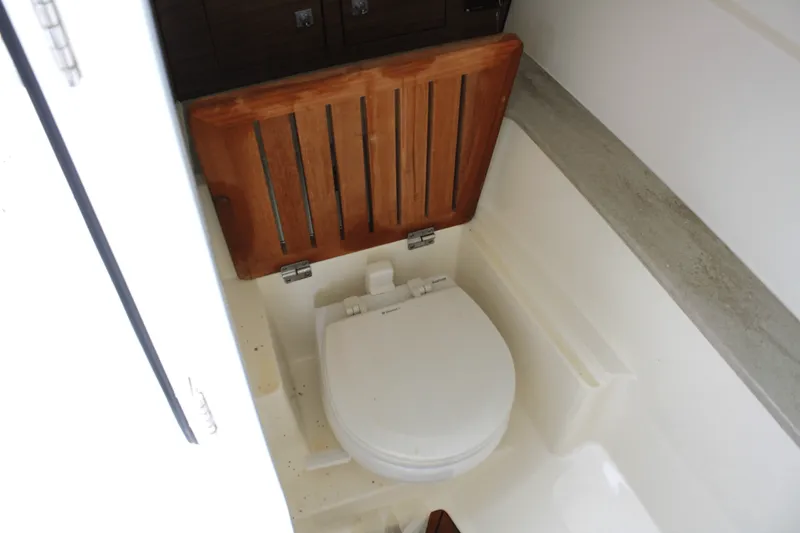 Slide: The Image of Boston Whaler 320 VANTAGE 2017 - 52