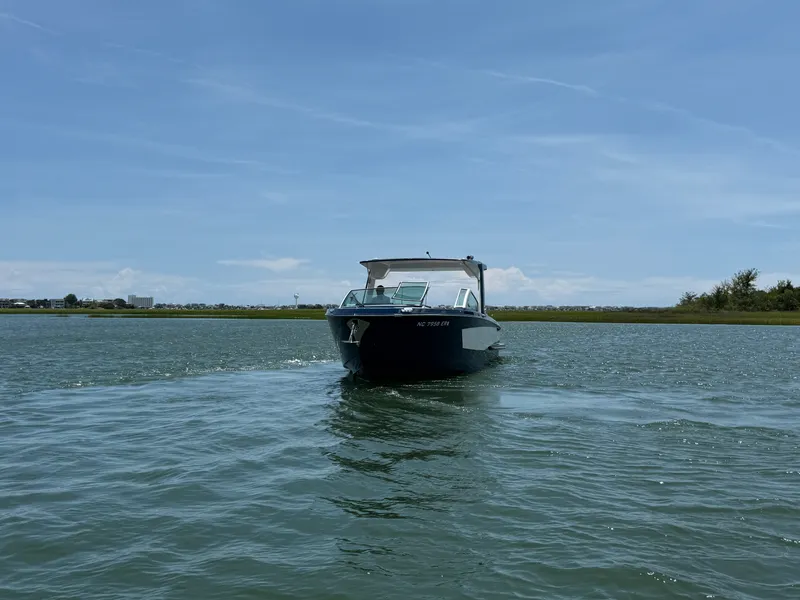 Slide: The Image of Aviara AV32 Outboard 2021 - 6