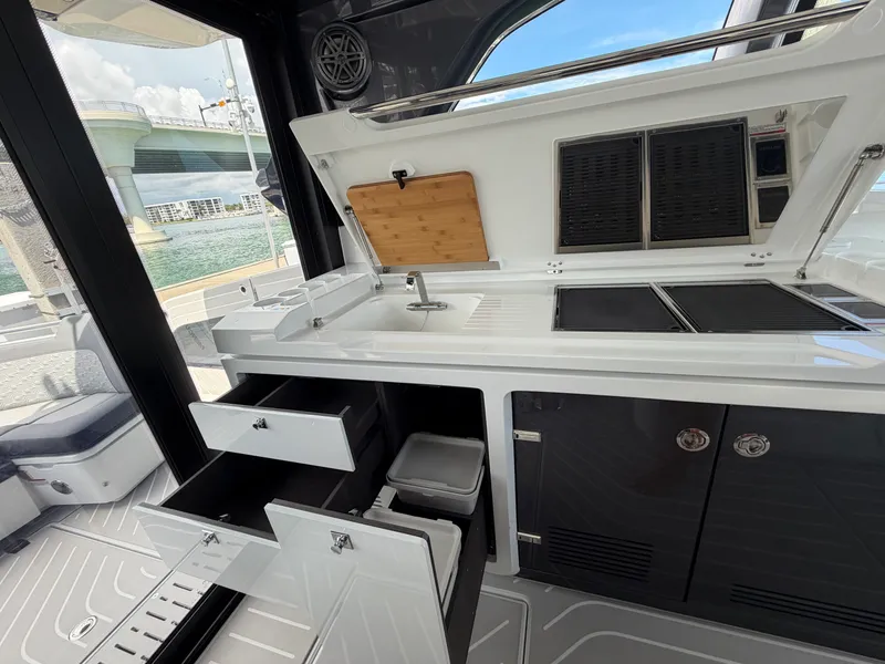 Slide: The Image of Galeon 435 GTO 2026 - 30
