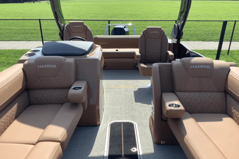 Slide: The Image of Harris Grand Mariner 250 2026 - 28