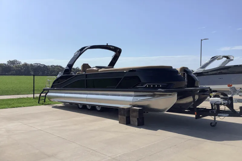 Slide: The Image of Harris Grand Mariner 250 2026 - 5