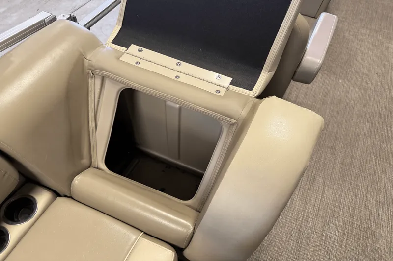 Slide: The Image of Smoker Craft SUNCHASER GENEVA22LD 2019 - 18