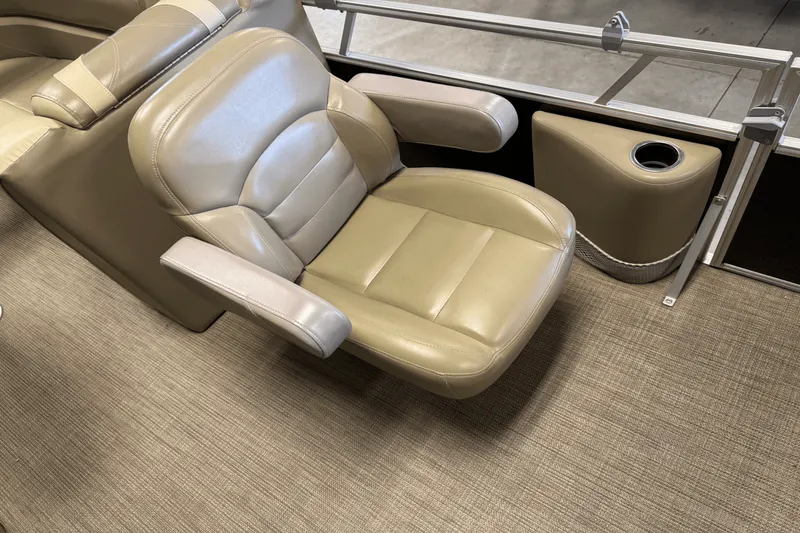 Slide: The Image of Smoker Craft SUNCHASER GENEVA22LD 2019 - 26