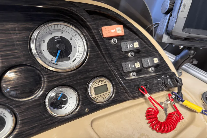 Slide: The Image of Smoker Craft SUNCHASER GENEVA22LD 2019 - 36