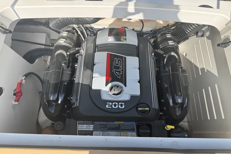 Slide: The Image of Sea Ray SPX 190 2024 - 11