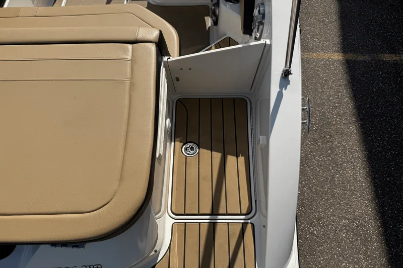 Slide: The Image of Sea Ray SPX 190 2024 - 14