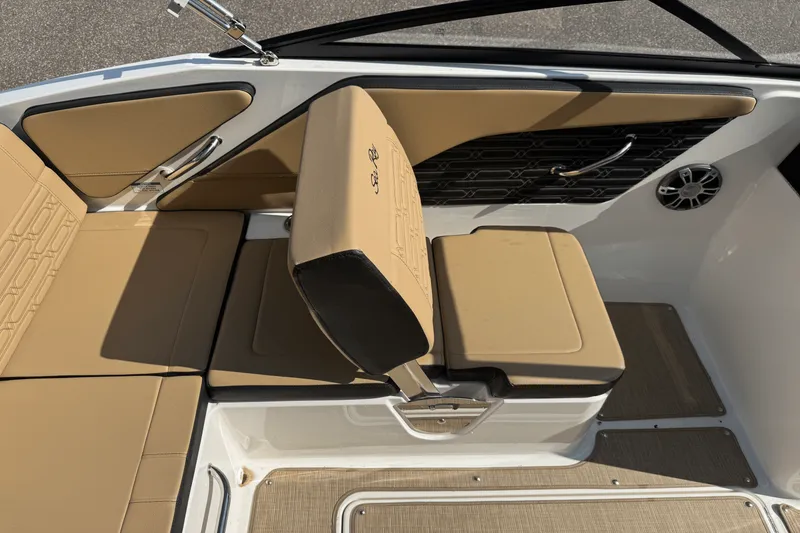 Slide: The Image of Sea Ray SPX 190 2024 - 17