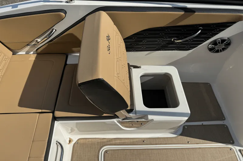 Slide: The Image of Sea Ray SPX 190 2024 - 18