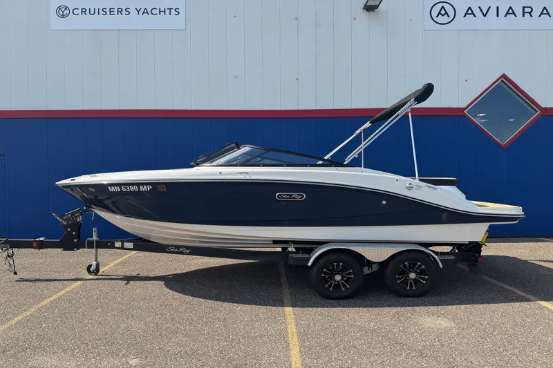 Slide: The Image of Sea Ray SPX 190 2024 - 2