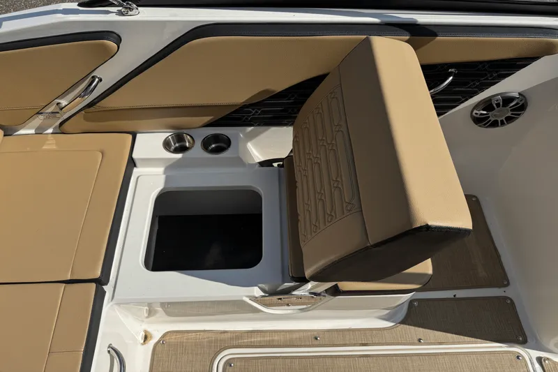 Slide: The Image of Sea Ray SPX 190 2024 - 21