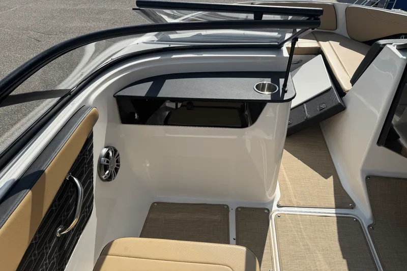 Slide: The Image of Sea Ray SPX 190 2024 - 24