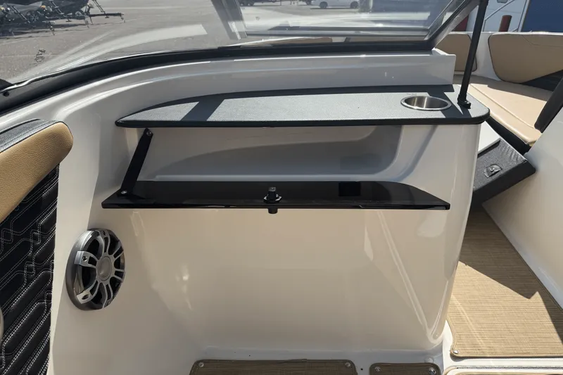 Slide: The Image of Sea Ray SPX 190 2024 - 25