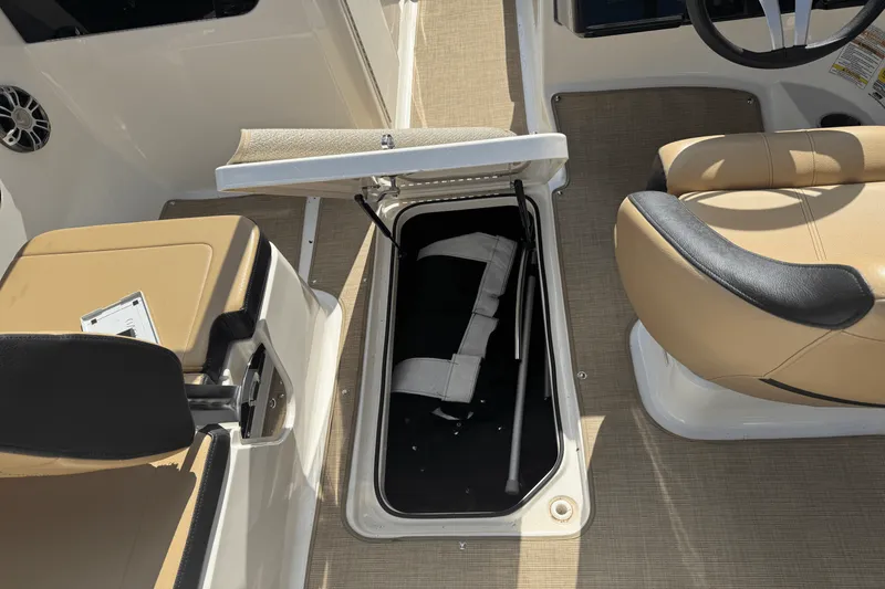 Slide: The Image of Sea Ray SPX 190 2024 - 36