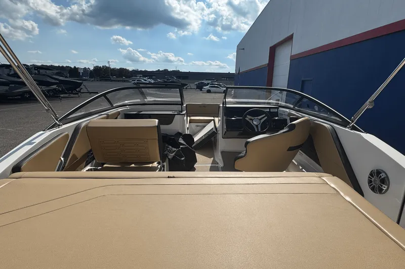 Slide: The Image of Sea Ray SPX 190 2024 - 6