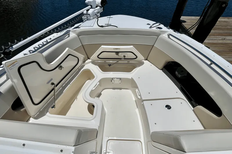 Slide: The Image of Boston Whaler 240 VANTAGE 2023 - 10