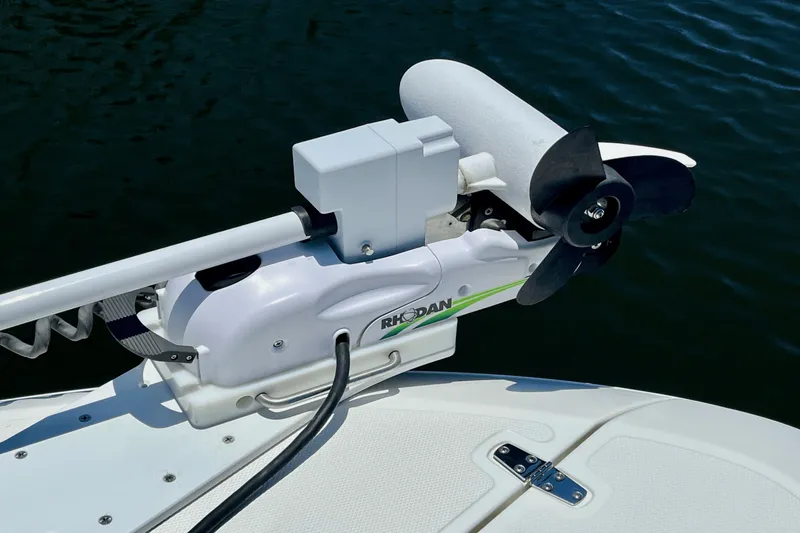 Slide: The Image of Boston Whaler 240 VANTAGE 2023 - 11