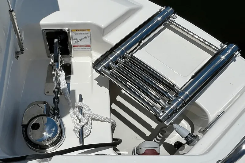 Slide: The Image of Boston Whaler 240 VANTAGE 2023 - 12