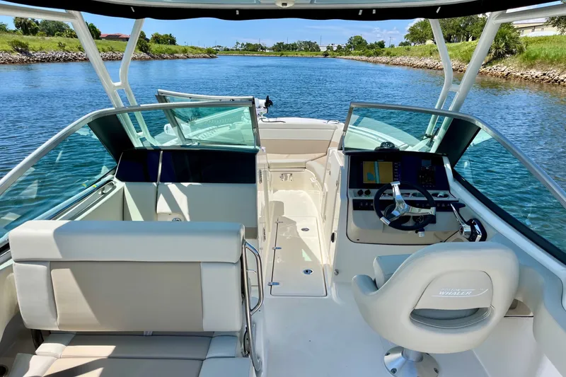 Slide: The Image of Boston Whaler 240 VANTAGE 2023 - 13