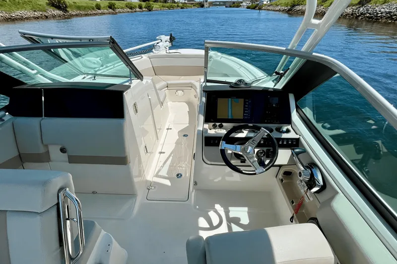 Slide: The Image of Boston Whaler 240 VANTAGE 2023 - 14