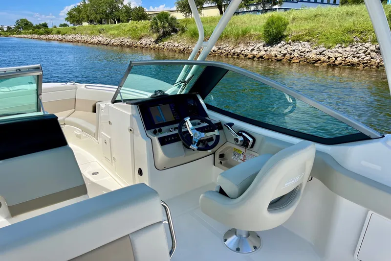 Slide: The Image of Boston Whaler 240 VANTAGE 2023 - 16