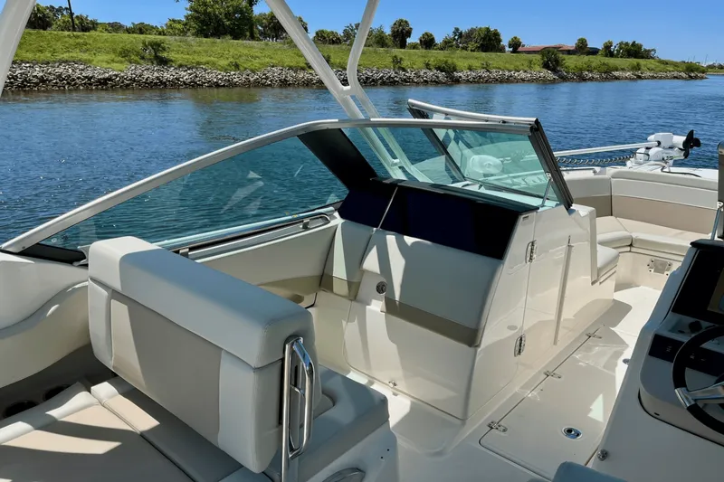 Slide: The Image of Boston Whaler 240 VANTAGE 2023 - 17