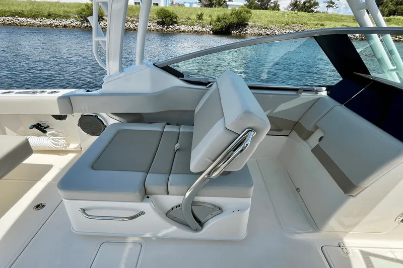 Slide: The Image of Boston Whaler 240 VANTAGE 2023 - 18