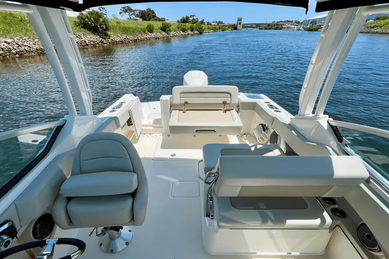 Slide: The Image of Boston Whaler 240 VANTAGE 2023 - 19