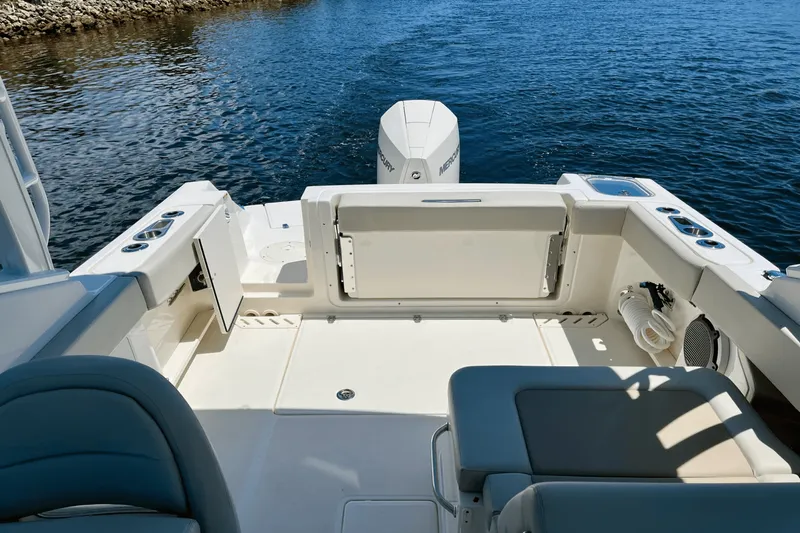 Slide: The Image of Boston Whaler 240 VANTAGE 2023 - 20