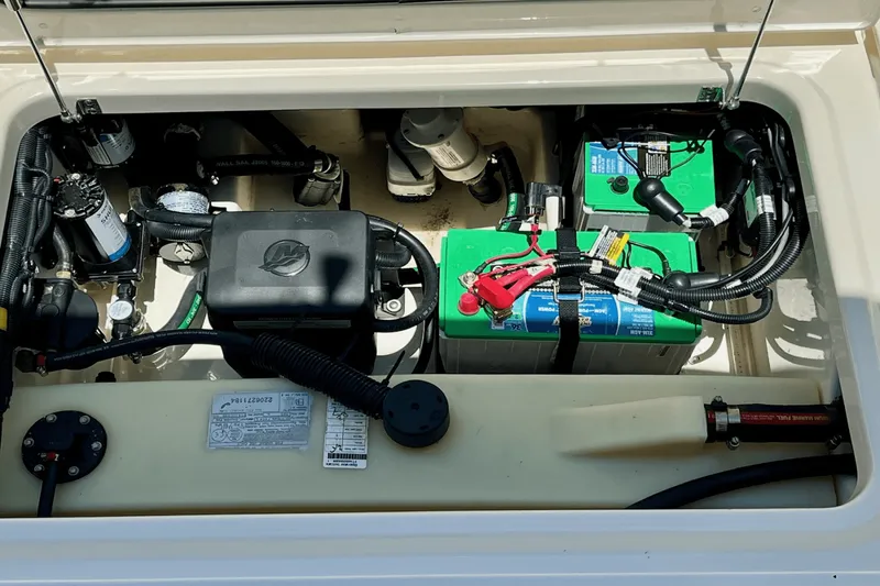 Slide: The Image of Boston Whaler 240 VANTAGE 2023 - 22