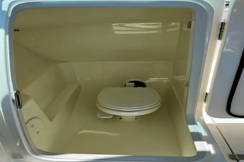 Slide: The Image of Boston Whaler 240 VANTAGE 2023 - 23