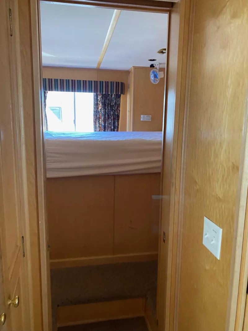 Slide: The Image of Interior of 2003 Stardust Cruisers Red Rock Retreat Week 26 houseboat bedroom. - 14