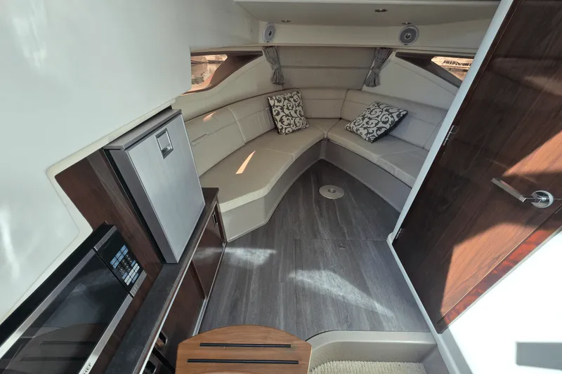 Slide: The Image of Sea Ray 320 SUNDANCER COUPE 2021 - 10