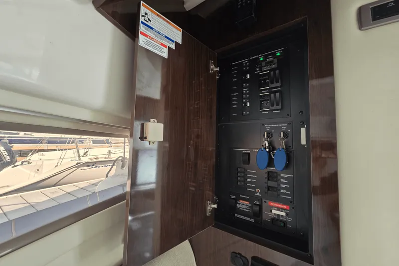 Slide: The Image of Sea Ray 320 SUNDANCER COUPE 2021 - 12