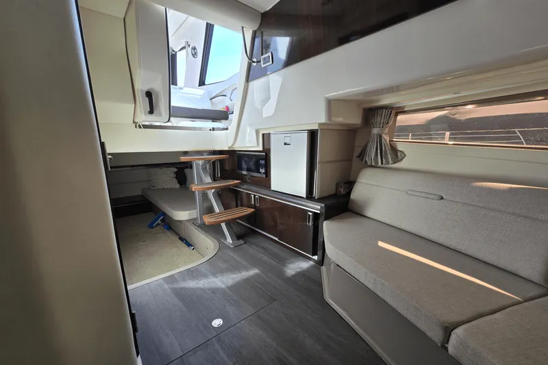 Slide: The Image of Sea Ray 320 SUNDANCER COUPE 2021 - 13