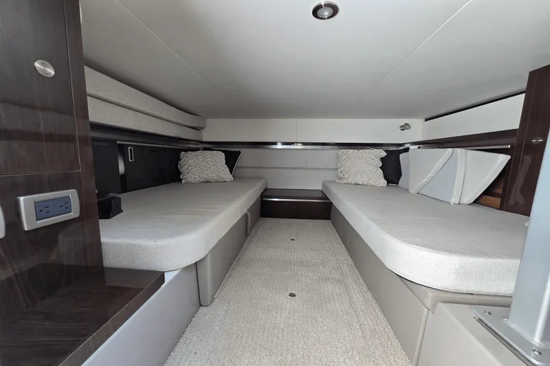 Slide: The Image of Sea Ray 320 SUNDANCER COUPE 2021 - 14