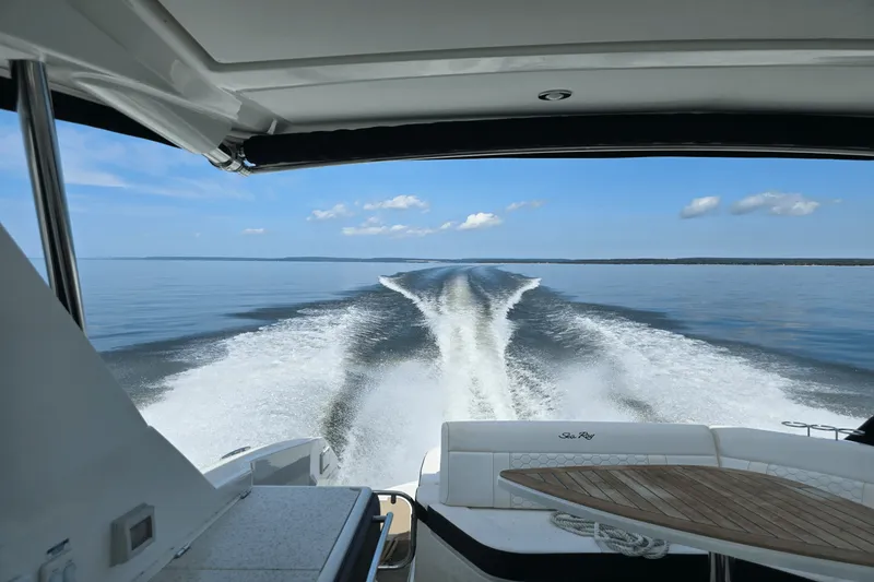 Slide: The Image of Sea Ray 320 SUNDANCER COUPE 2021 - 16