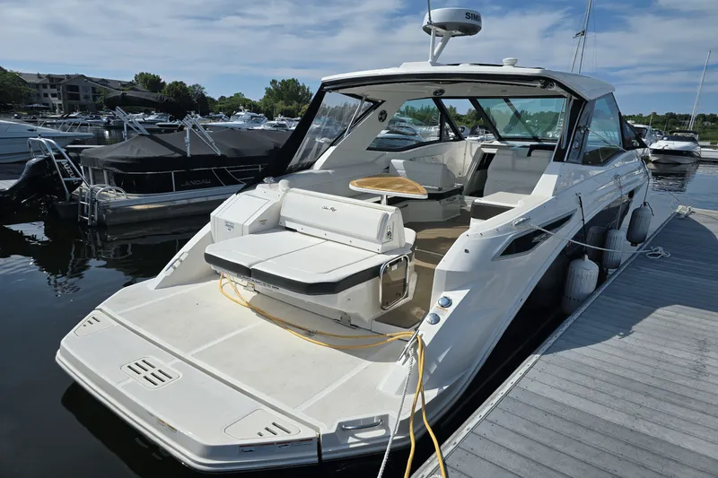 Slide: The Image of Sea Ray 320 SUNDANCER COUPE 2021 - 2