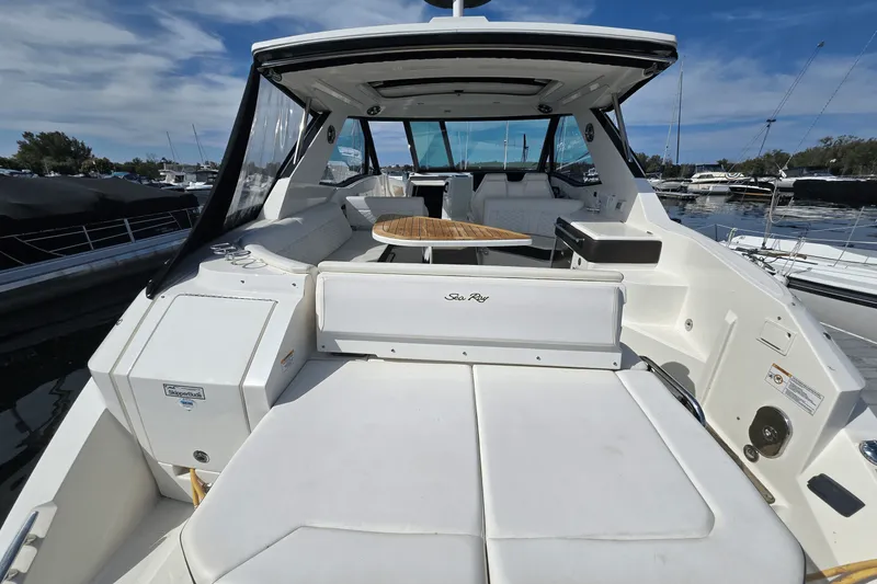 Slide: The Image of Sea Ray 320 SUNDANCER COUPE 2021 - 3