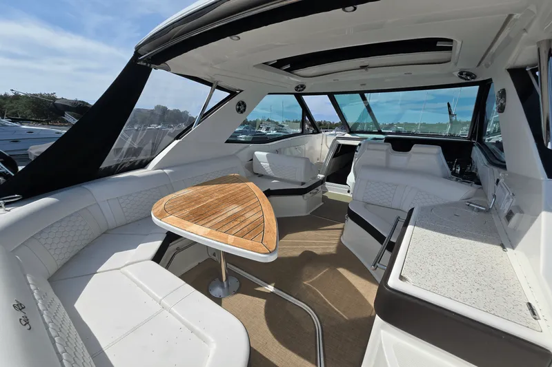 Slide: The Image of Sea Ray 320 SUNDANCER COUPE 2021 - 4