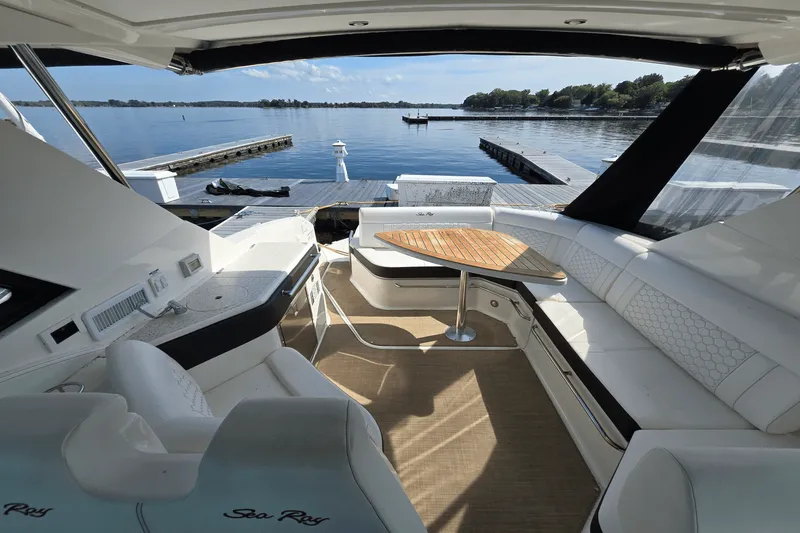 Slide: The Image of Sea Ray 320 SUNDANCER COUPE 2021 - 5